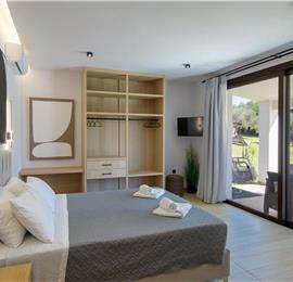 4 bedroom villa with pool, Chalikounas, sleeps 8